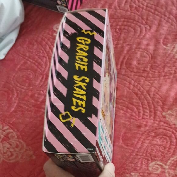 L.O.L. Surprise! Tweens Gracie Skates Doll - Pink and White - Picture 4 of 4